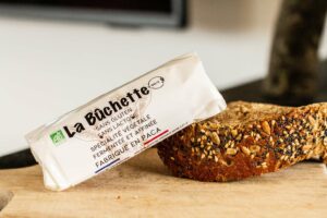 La Bûchette avec emballage marque vegane V Gil's fromage de chèvre vegan avec morceau de pain