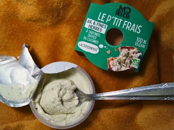 Le P'tit frais ail et fines herbes avec une cuillère à soupe crémeux