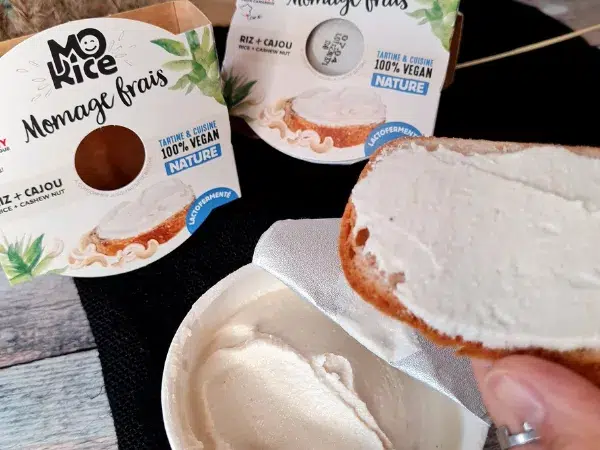 Le P'tit Frais Nature Morice tartiné sur du pain sans gluten