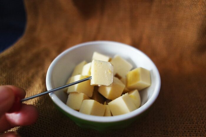 Petit cubes de No-Muh Golden Vegusto fromage vegan Suisse