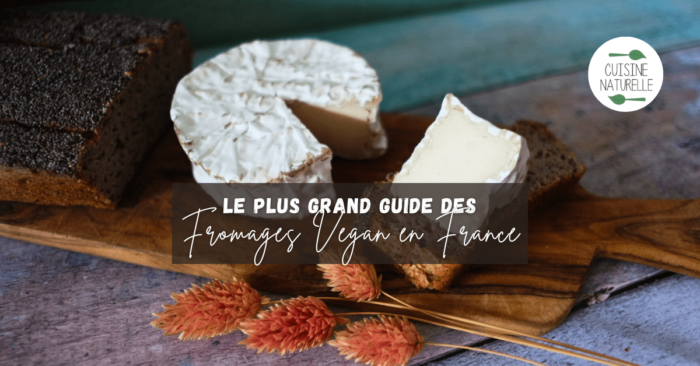 Photo sur planche fromage végétal avec pain et fleurs séchées