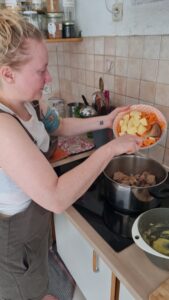 Mettre dans le faitout les pommes de terre et les carottes