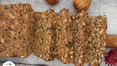 Pain sans gluten coupé en trainche sur une planche à découper en bois