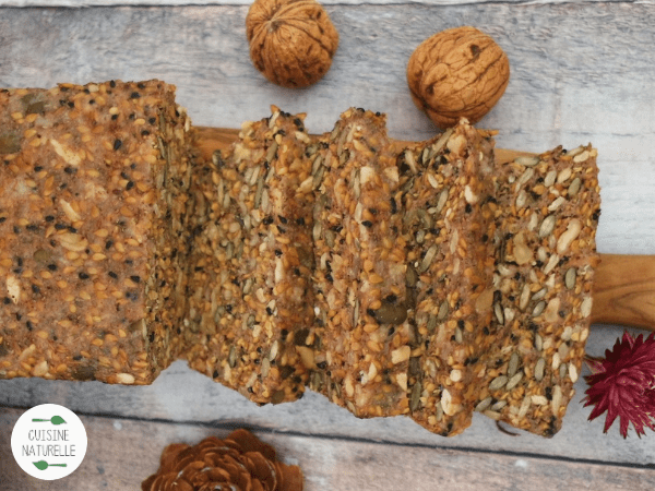 Pain sans gluten coupé en trainche sur une planche à découper en bois