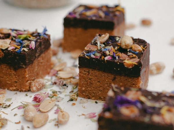 carrés cacahuètes avec chocolat noir et pétales de fleurs