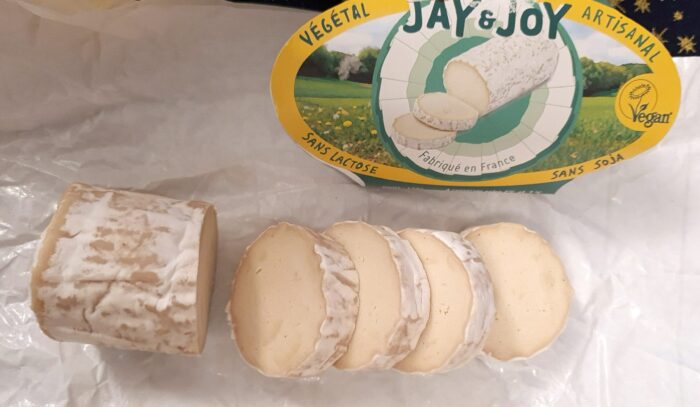 Bûche vegan Jil Jay & Joy tranchée avec étiquette produit