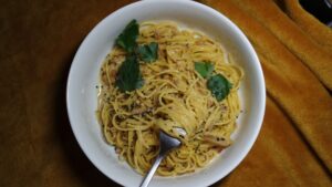 Assiette de spaghetti avec persil et une fourchette