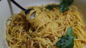 Spaghetti sans gluten autour d'une fourchette