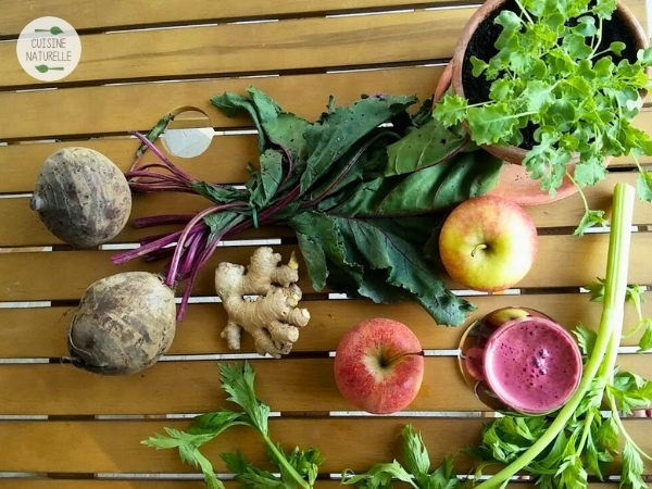 Betterave crue avec botte de betterave et gingembre, pomme et céleri branche sur une table en bois