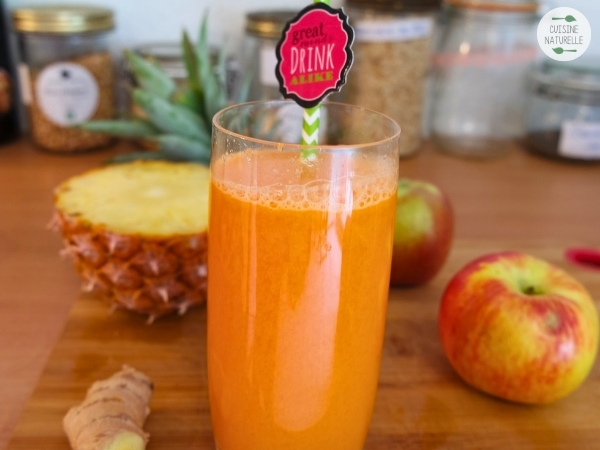 Verre de jus orange avec en fond ananas coupé et pomme