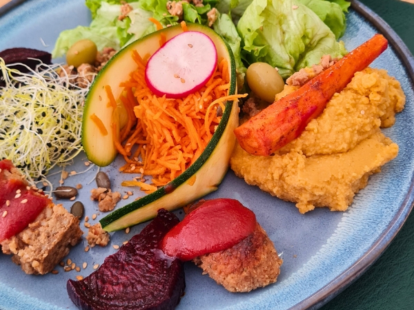 Assiette macrobiotique comptoir naturo montpellier avec légumes carottes, betterave, houmous