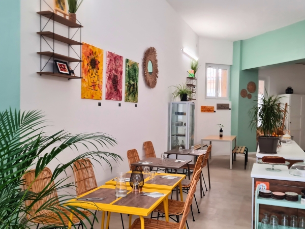 Cantine comptoir naturo avec chaises et tableaux