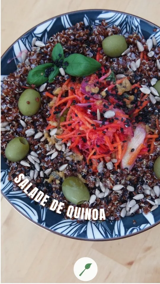 Recette à enregistrer 📍

Salade quinoa fenouil, betterave et carotte 🥕 

Ingredients:

▪️quelques carottes
▪️1 fenouil
▪️1 betterave crue
▪️1 petit oignon rouge et/ou oignon cébette
▪️quelques feuilles de basilic
▪️jus de citron jaune
▪️quinoa cuit (origine Bolivie)
▪️quelques olives vertes
▪️une poignée de graines de tournesol
▪️graines de sésame noir
▪️huile d'olive + huile de tournesol + huile de lin (assaisonnement)
▪️sauce soja Tamari (assaisonnement)
▪️moutarde (assaisonnement)
▪️ail et poivre (assaisonnement)

Préparation :
▪️Cuire le quinoa selon la cuisson que je préconise.
▪️Préparer l'assaisonnement. D'abord, ajouter la moutarde, la sauce soja Tamari (un peu, car ça sale beaucoup), le poivre moulu, l'huile de lin, de tournesol et d'olive. Bien remuer et finir par ajouter l'ail pressé et rallonger avec de l'eau filtrée l'assaisonnement si nécessaire. J'aime bien faire cela car cela rend la vinaigrette plus homogène. Réserver au réfrigérateur.
▪️Peler les carottes et la betterave et rincer les légumes. Les couper puis râper les carottes, la betterave et le fenouil dans un robot multifonction. 
▪️Dans un grand saladier, ajouter les légumes râpés (carottes, fenouil et betterave) et ajouter le jus de citron jaune et le basilic frais également hacher finement.
▪️Au moment de servir, présenter joliment le bowl, comme j'aime bien l'appeler. Ajouter le quinoa, les légumes râpées, les olives, les graines (tournesol et sésame noir) et finir par verser l'assaisonnement.

Régalez-vous bien ! 😋

✅ Produits conseillés:
▪️Quinoa trio de Montagne @natural_andes
▪️Robot multifonction CS 5200 XL de @magimix

#quinoa #sansgluten #veganmontpellier #veganfrance #carottesrâpées 

[Recette de salade quinoa de Bolivie de Natural Andes avec fenouil, betterave et carotte râpées]