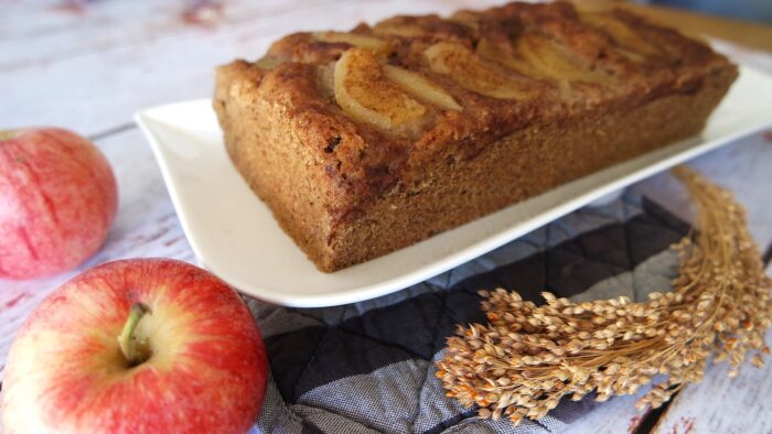 cake aux pommes sur une assiette blanche avec une pomme à côté