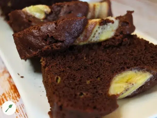 Gâteau vegan sans gluten au chocolat avec de la banane, gâteau coupé en tranches