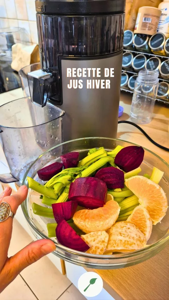 Un jus rouge intense, riche en nutriments et parfait pour faire le plein de vitalité !

Dans cette vidéo, je prépare un jus maison à l’extracteur : une boisson naturellement sucrée, pleine d’antioxydants et idéale pour démarrer la journée ou pour une pause revitalisante.
La couleur est incroyable et le goût encore plus !

🌱Recette du jus rouge vitaminé:
▪️2 petites betteraves crues
▪️quelques branches de céleri
▪️1 orange 
▪️1 petit morceau de gingembre frais
▪️1 petit morceau de curcuma frais

🌱Préparation :
▪️Lavez et préparez les fruits et légumes (j'enlève la peau de l'orange et de la betterave).
▪️Coupez-les en morceaux adaptés à votre extracteur.
▪️Passez-les dans l’extracteur de jus.
▪️Mélangez et dégustez immédiatement pour profiter au maximum des nutriments. Sinon personnellement je conserve au réfrigérateur dans une bouteille avec mise sous vide. 😉

🎀 Si vous souhaitez vous équiper, vous pouvez bénéficier de -20 % sur tous les modèles @huromofficial.fr en appliquant le code CAROLINECUISINE20 sur le site @huromofficial.fr
⏳ Code éphémère valable jusqu’au 31 mai.

[Recette de jus rouge maison à l’extracteur de jus : un mélange vitaminé de betterave, céleri, orange, riche en antioxydants et facile à préparer. Idéal pour faire le plein d’énergie avec un extracteur de jus Hurom et intégrer davantage de fruits et légumes dans son alimentation.]

* Collaboration commerciale 
* Produit offert 

#extracteurdejus
#jusmaison
#jusdetox
#huromfrance
#jusdelegumes