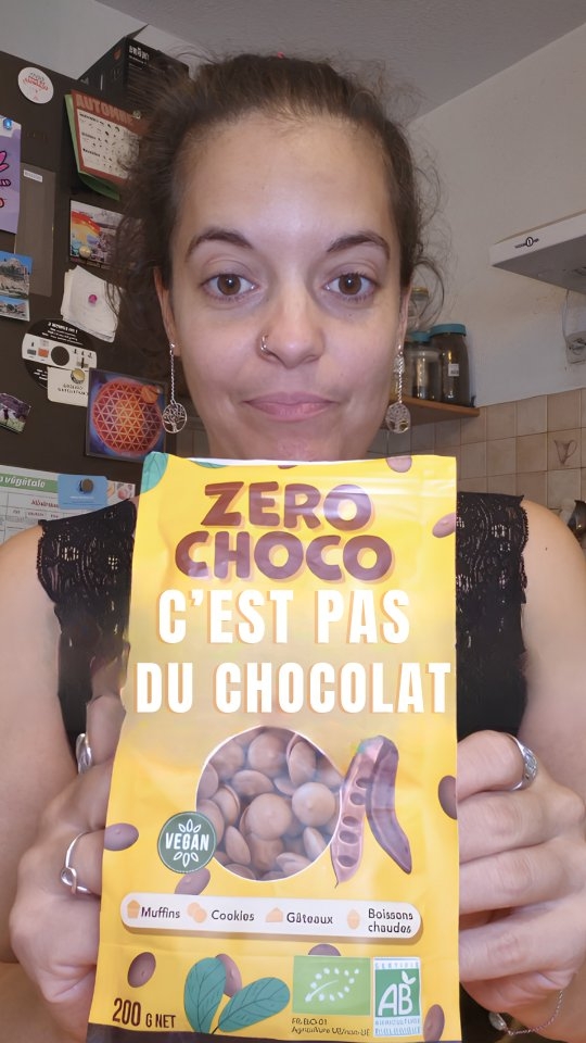 Ça ressemble à du chocolat, ça a le goût du chocolat... mais ce n'est pas du chocolat ! 😱

Alors c'est quoi ? 👀 Je vous laisse deviner... Indice : ça vient d'un arbre méditerranéen, et c'est bio et vegan 🌱
Réponse : ce sont des palets Zéro Choco de @aromandise une alternative écologique au chocolat à base de caroube ! 🫘

J'avoue, j'étais curieuse en les goûtant... et le verdict ? Allez jusqu'au bout de la vidéo 😏 Je les ai rencontrés au salon @natexpo à Lyon, et je tenais à vous les faire découvrir.

Avec ces petits palets, vous pouvez :
🍫 les croquer nature, comme des chocolats
🥣 les ajouter dans un bol de granola ou de yaourt végétal
🍪 les glisser dans vos cookies et gâteaux maison
☕ dans vos "chocolats" chauds 

💬 Auriez-vous deviné que ce n'était pas du chocolat ? Dites-moi en commentaire si vous avez déjà goûté la caroube, et si vous êtes team « j'adore » ou team « jamais » ! 👇

[Zéro Choco d'Aromandise : alternative écologique au chocolat à base de caroube, bio et vegan. Découvrez ces pistoles fondantes, une idée gourmande pour remplacer le chocolat au quotidien, en collation, en dessert ou dans vos recettes végétales.]
#chocolatvegan #caroube #sanschocolat Produit offert