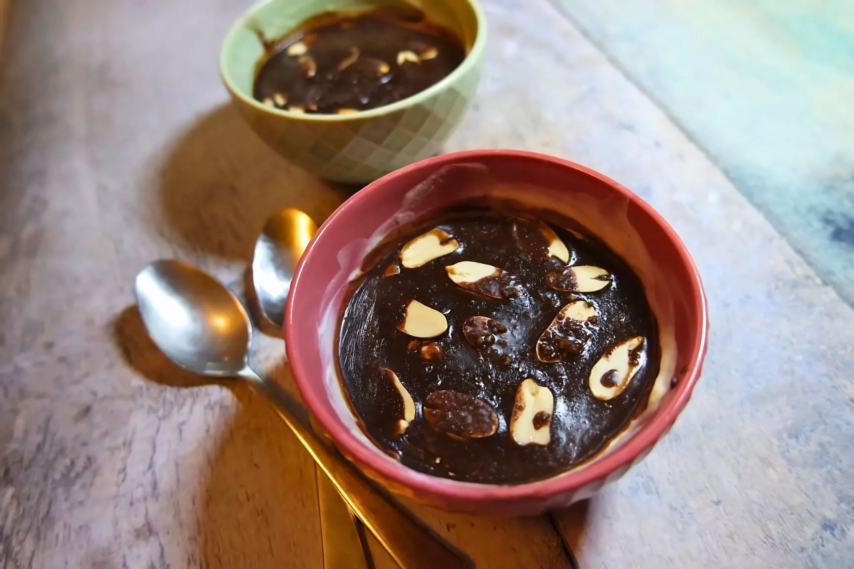 2 bols avec du chocolat et des cacahuètes avec 2 cuillères à café