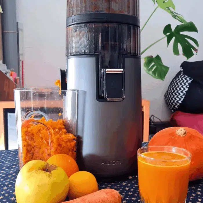 extracteur de jus H70ST Hurom avec pommes, carottes, potimarron
