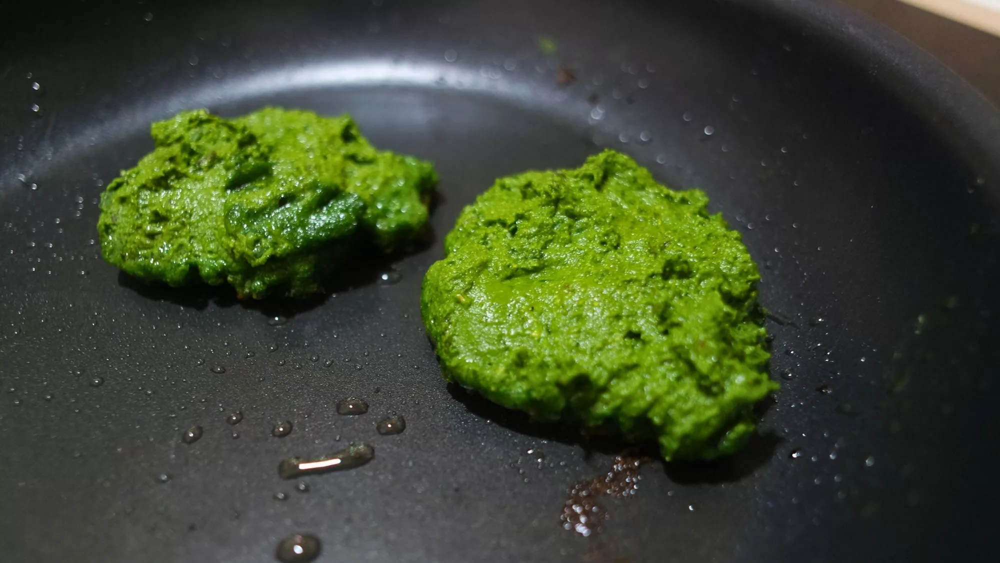 Pâte de farçous Pâte de farçou sans viande dans une poêle