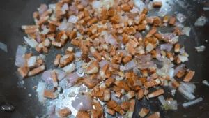 Lardons fumés la vie à la poêle inox avec oignon