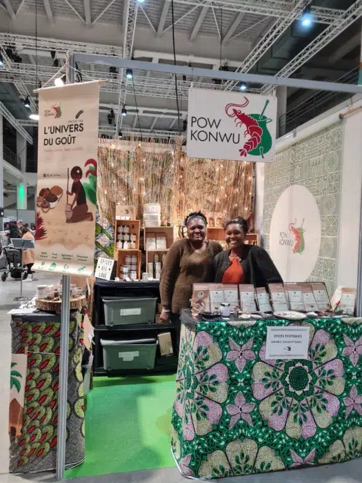 stand de la marque Pow Konwu avec des cadeaux de Noël éthiques