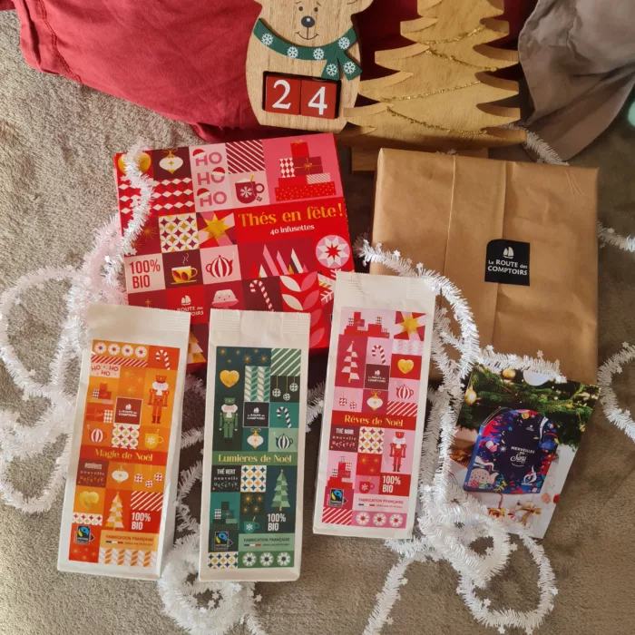guirlande blanche et sachet de thé de noël avec sapin en bois