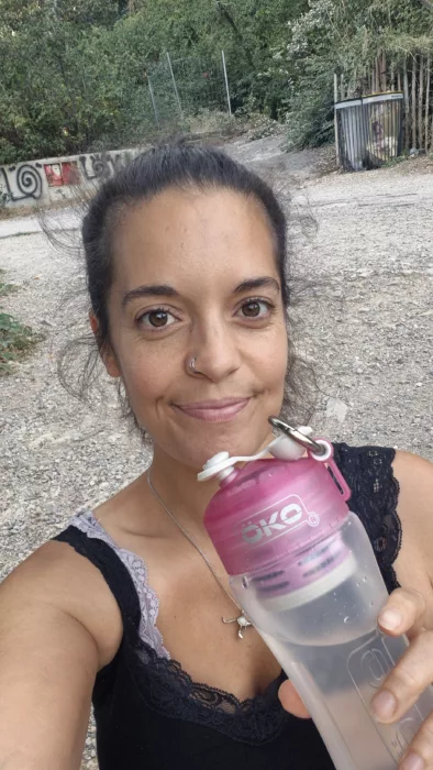 Caroline et la gourde filtrante OKÖ rose