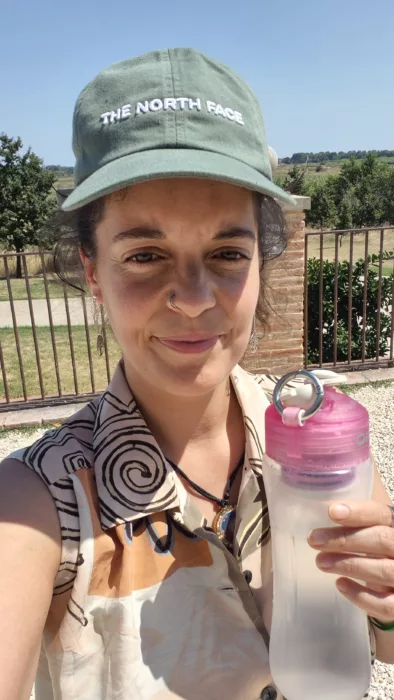 Caroline en plein été avec casquette et gourde OKÖ filtrante