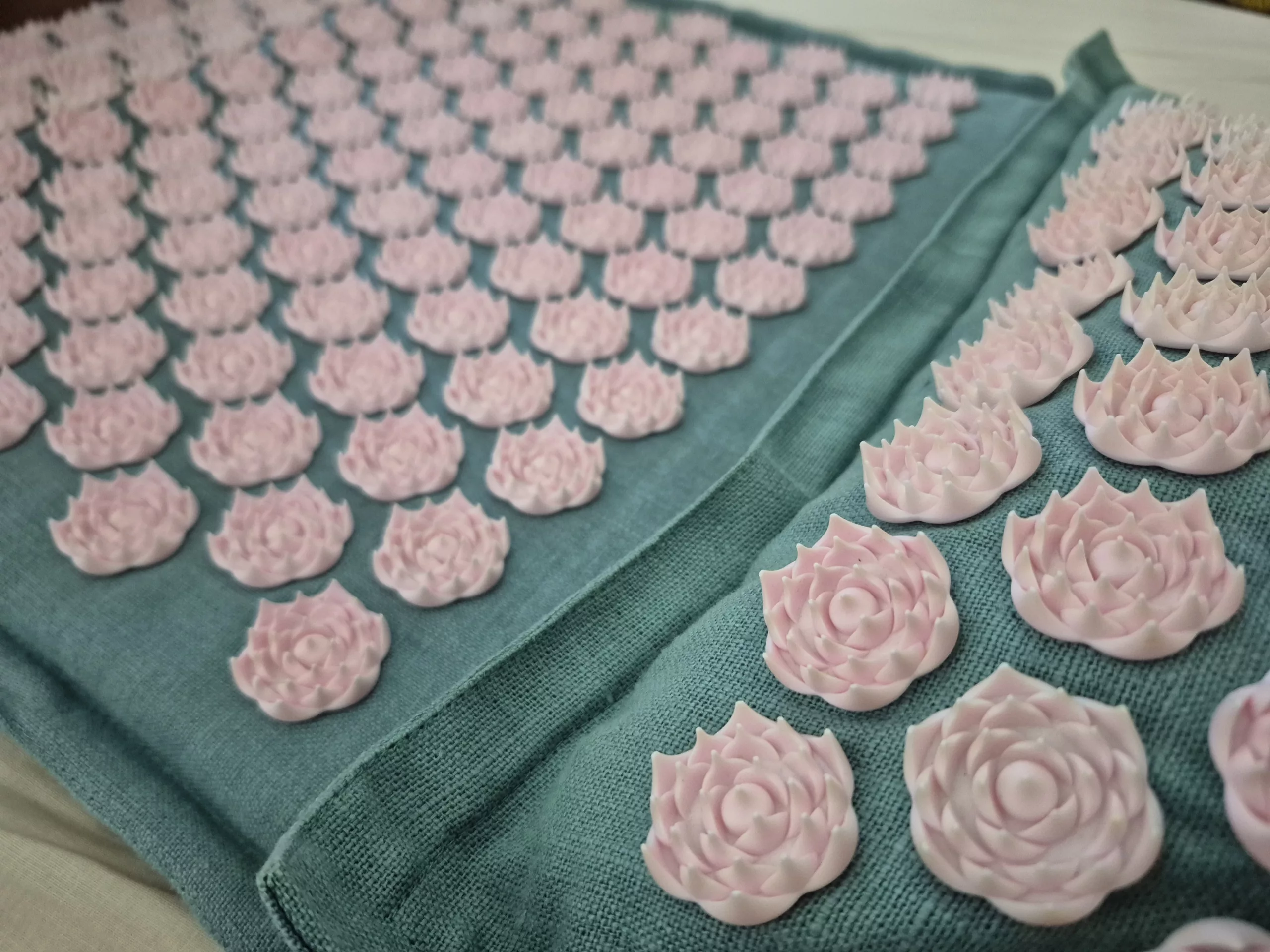tapis acupression bioloka avec fleurs roses stimulantes code promo caroline10