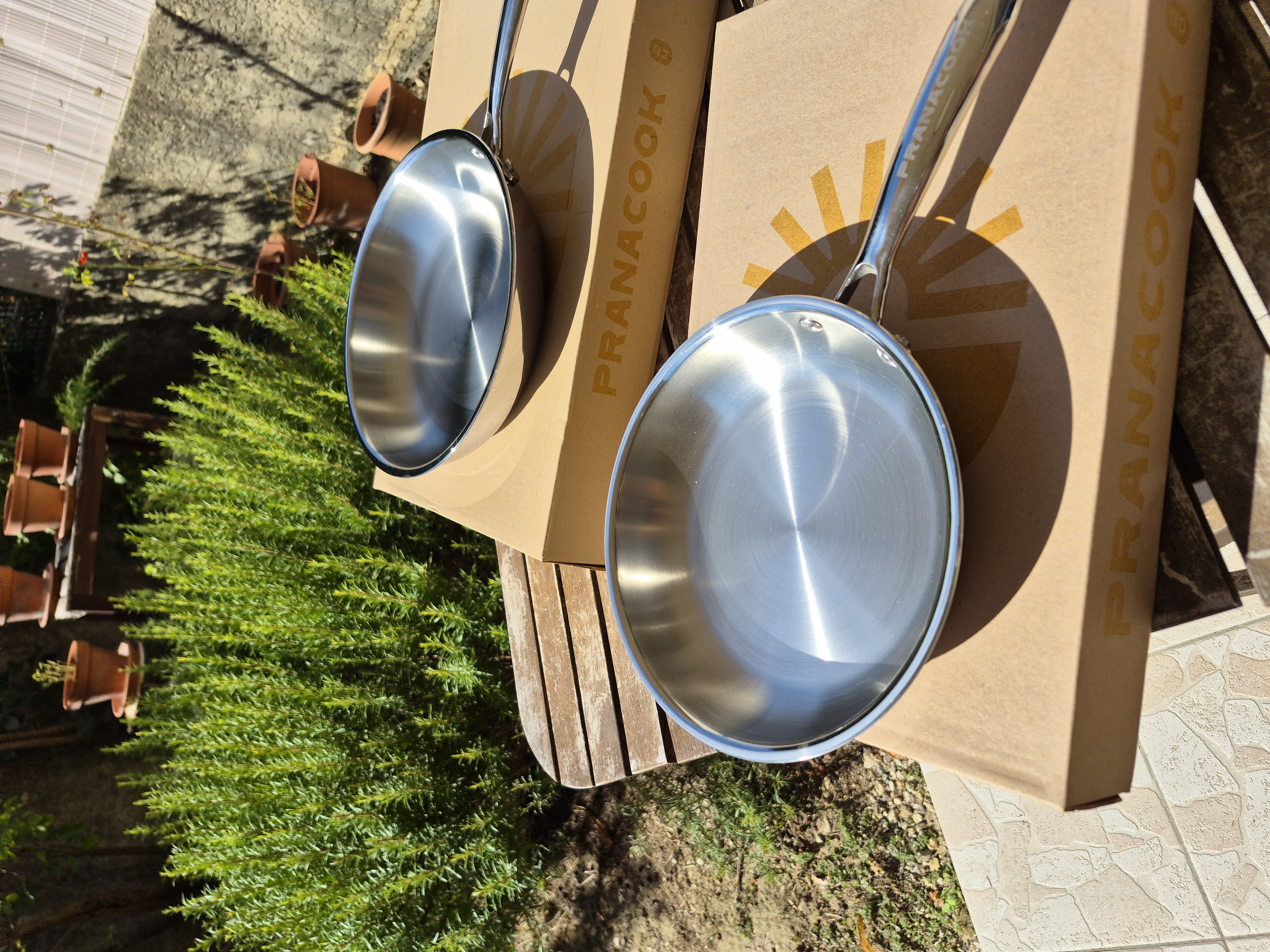 2 poêles inox 18/10 pranacook avec romarin dans le jardin