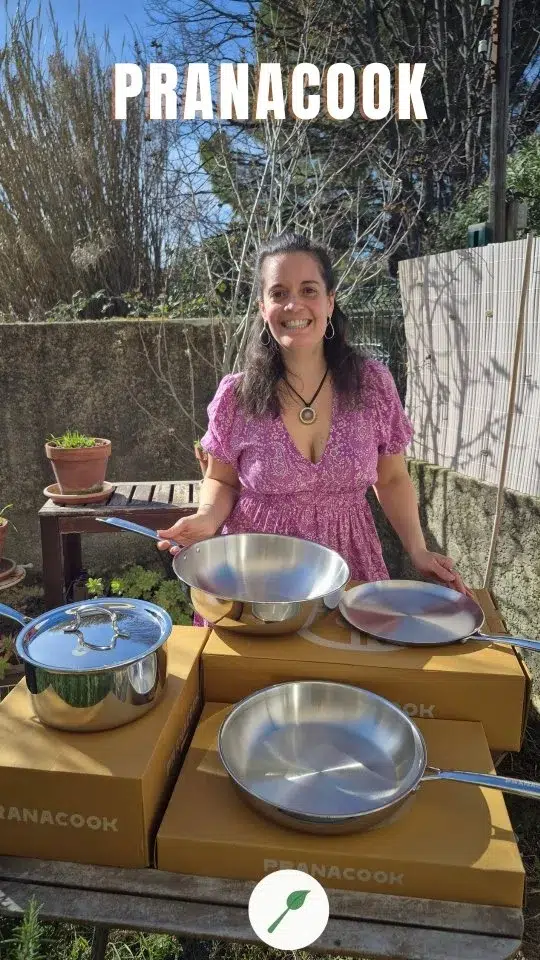 🌱 Je cuisine à l'inox avec @pranacook_

Je vous présente aujourd’hui Pranacook, une marque d’ustensiles de cuisine durables et sains pour la santé en inox 18/10 trois plis sans perturbateurs endocriniens.
Disponibles à l'unité, en set ou en pack.

💪 L’inox peut faire peur au début mais une fois qu’on comprend LA technique (très simple promis), c’est un vrai game changer !

💡Astuce clé : le test de la goutte d’eau 💧
Quand la poêle est bien chaude, verser quelques gouttes d’eau : si elles glissent comme des billes, c’est parfait ➡️ les aliments n’accrocheront pas 🔥

Dans cette vidéo, je montre concrètement ce que ça donne avec plusieurs recettes simples et gourmandes :

🥙 Galettes végétales croustillantes
🥢 Tofu saisi à l’huile de sésame
🥒 Légumes dorés (fenouil, courgettes…)
🍝 Bolognaise végétale savoureuse
🍚 Quinoa parfaitement cuit

Résultat : une cuisson homogène, des textures au top, et surtout aucun accrochage quand la technique est maîtrisée.

💚 Manger sainement c'est très important pour une santé durable et optimale mais cuisiner avec de bons ustensiles et matériaux l'est tout autant ! 😉

[Présentation et test des poêles et casseroles inox Pranacook : cuisson sans accroche grâce au test de la goutte d’eau, idées de recettes végétales (tofu, légumes, quinoa, bolognaise vegan) et conseils pour bien utiliser l’inox en cuisine saine.]

#poeleinox #sansbpa #inox1810 #cuissonsaine #sansperturbateursendocriniens
* Produits offerts | Collaboration commerciale