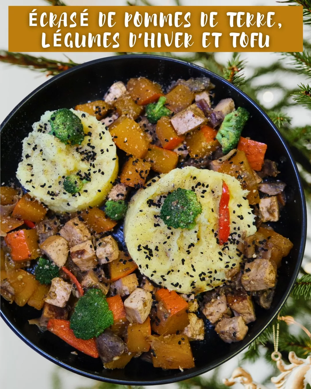 🎄 Recette de Noël : écrasé de pommes de terre, légumes d’hiver & tofu 🌿
A enregistrer 📍

Pour 2 personnes 👯

Ingrédients :
▪️ 5 à 6 pommes de terre
▪️ 1/2 potimarron
▪️ Quelques petites têtes de brocoli
▪️ 1 échalote
▪️ Un peu de poivron rouge
▪️ Graines de sésame noir
▪️ Huile de sésame toasté
▪️ Levure nutritionnelle (sans gluten)
▪️ Sauce soja tamari
▪️ Lait de coco cuisine (ou un peu d’eau)
▪️ Épices de votre choix (ici : galanga et curcuma)

Préparation :
▪️ Faites cuire les pommes de terre au @vitaliseur 
▪️ Pendant ce temps, coupez le potimarron en gros dés, le tofu en cubes, le brocoli en petites têtes et le poivron en fines lanières.
▪️ Dans une grande poêle ou un faitout, faites revenir l’échalote et une partie du poivron (gardez quelques lanières crues pour la déco).
▪️ Ajoutez le tofu, puis le potimarron (la peau se mange, elle devient très tendre).
▪️ Versez un peu de lait de coco cuisine et/ou d’eau. Ajoutez les épices, mélangez, puis couvrez.
Les légumes vont absorber le liquide : l’objectif est d’obtenir une cuisson fondante, sans bouillon.
▪️ En fin de cuisson, ajoutez les têtes de brocoli pour qu’elles restent légèrement croquantes et bien vertes. Laissez mijoter à couvert sur feu moyen en surveillant.
▪️ Lorsque les pommes de terre sont cuites, écrasez-les dans un bol inox avec de l’huile de sésame toasté et de la levure nutritionnelle : c’est ce qui donne toute la gourmandise ! 😋
▪️ Pour le dressage, j'ai utilisé un emporte-pièce pour former de jolis palets d’écrasé de pommes de terre.
Déposez une petite tête de brocoli et une lanière de poivron cru sur le dessus.
▪️ Disposez ensuite les légumes et le tofu tout autour, puis parsemez de graines de sésame noir (ou de gomasio).

✨ Un plat élégant, parfumé et réconfortant : parfait pour un repas de fête vegan et gourmand !

Bon appétit ! 

[Repas de fête vegan et sans gluten, plat de Noël avec pommes de terre, recette de Noël facile, recette de Noël au Vitaliseur, belle présentation assiette de Noël]

#noelvegan #repasdefetes  #noelsansglutenvegan #recettevitaliseur #recettenoelfacile  #recettenoelvegan #recettenoelsansgluten