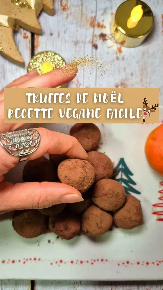 🍫 Recette de truffes veganes à enregistrer 📍
Ingrédients:
- 150 g de chocolat noir pâtissier 
- 40 à 50 de purée de noisettes (j'ai choisi celle de @jeanherve_jeanherve 😋)
- 2 cuillères à soupe de boisson végétale (15g)
- cacao en poudre sans sucre ajouté (ici @amoseeds comme dans toutes mes recettes avec du cacao)
- 1 pincée de sel

Préparation (pour 10 à 15 truffes) :
1• Faire fondre au bain-marie le chocolat pâtissier avec la boisson végétale. 
2• Ajouter le chocolat fondu dans un bol en ajoutant la purée de noisettes (100%). 
3• Ajouter une pincée de sel. Bien mélanger jusqu'à obtenir une bonne consistance.
4• Placer au réfrigérateur au moins 30 minutes.
5• Confectionner les boules à la main puis les rouler dans le cacao. 

Régalez-vous bien 🤩

🐿️ 10% de remise sur le cacao sans sucre ajouté avec le code promo Amoseeds "cuisinenaturelle10".

[Recette de truffes vegan à la noisette, recette de truffes facile et rapide, recette de truffes avec du cacao sans sucre ajouté, recette de Noël vegan] 

#recettetruffe #recettenoel #truffesvegan #truffesauchocolat #noelsansgluten #noelvegan #recettesimple #recettesaine