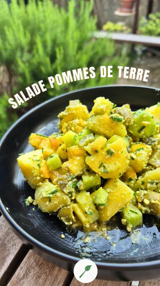 🌿 Recette salade de pommes de terre 🥔
📍 Pensez à enregistrer 

Une salade pour les fans inconditionnels de la patate 😋

Ingrédients :
▪️Pommes de terre cuites à la vapeur douce au @vitaliseur et refroidies au réfrigérateur 
▪️1 concombre 
▪️Quelques cornichons aigre-doux
▪️Quelques olives vertes
▪️2 petits avocats ou 1 gros 
▪️1/2 poivron (peut importe la couleur)
▪️1 bloc de tofu au pesto lactofermenté @lesojami
▪️Ciboulette fraîche 🌿

La préparation :
▪️Mélanger tous les ingrédients dans un saladier.
▪️Recette assaisonnement: moutarde, sauce soja tamari, huile d'olive, huile de tournesol et huile de lin, poivre, ail pressé et un peu d'eau pour homogénéiser la sauce.

🌼 Pour toute demande de code promo Vitaliseur, m'envoyer la demande par mail à : caroline@cuisinenaturelle.com

🥳 Et restez connecté, bientôt une énorme surprise arrivé 🤩

🌾 Sans gluten 🌿 Vegan

#saladepommesdeterre #recetteété #vitaliseur

[Recette salade de pommes de terre végétarienne, tofulactofermenté, Vitaliseur de Marion]