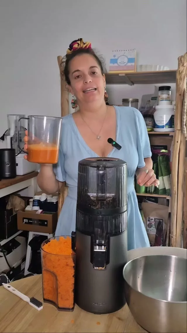 Je n'aime pas le jus de carotte... de magasin !! 🙅‍♀️🥕
Mais fait maison avec mon extracteur @huromofficial.fr , c'est une toute autre histoire : un jus 100% carottes, doux, sucré naturellement et gorgé de vitamines 🧡

🥕 La recette :
1,5 kg de carottes 👉 environ 400 ml de jus pur, sans additif, sans conservateur.
(La pulpe qui reste ? Rien ne se perd, je la réutilise en galettes ou en crackers maison par exemple)

🍊 Pourquoi un extracteur et pas une centrifugeuse ?
L'extraction à froid et à basse vitesse préserve les vitamines, les enzymes et le goût naturel des fruits et légumes, contrairement à une centrifugeuse qui chauffe et oxyde le jus.

⚙️ Quel modèle choisir ?
🪭 Hurom H70-ST 👉 avec tamis, pour un jus ultra filtré clair et plus fin 👉 314,37 € (au lieu de 499€)
🪭 Hurom H70-FT : sans tamis (technologie Multi-Auger), plus simple et plus rapide à nettoyer 👉 377,37 € (au lieu de 599€)
Les deux offrent la même qualité d'extraction, la différence se joue sur la texture du jus et le confort de nettoyage.

🎁 Prix avec mon code CUISINENATURELLE10 cumulé avec la promotion en cours sur hurom-europe.com.
⏰ Vente flash jusqu'au 23 août (dans la limite des stocks disponibles)

#huromfrance #extracteurdejus #jusdecarotte #slowjuicer #juscarottemaison Collaboration commerciale · Produit offert 

[extracteur de jus, jus de carotte maison, Hurom H70, slow juicer, jus de légumes fait maison, extraction à froid, jus de carotte bienfaits, recette jus détox, cuisine naturelle vegan sans gluten, alternative jus de magasin, extracteur jus vitamines, 100% naturel à l'extracteur Hurom H70, sans additifs ni conservateurs. Comparatif entre les modèles H70-ST (tamis) et H70-FT (sans tamis), leurs prix et avantages. Recette simple et rapide pour un jus riche en vitamines, à réaliser chez soi.]
