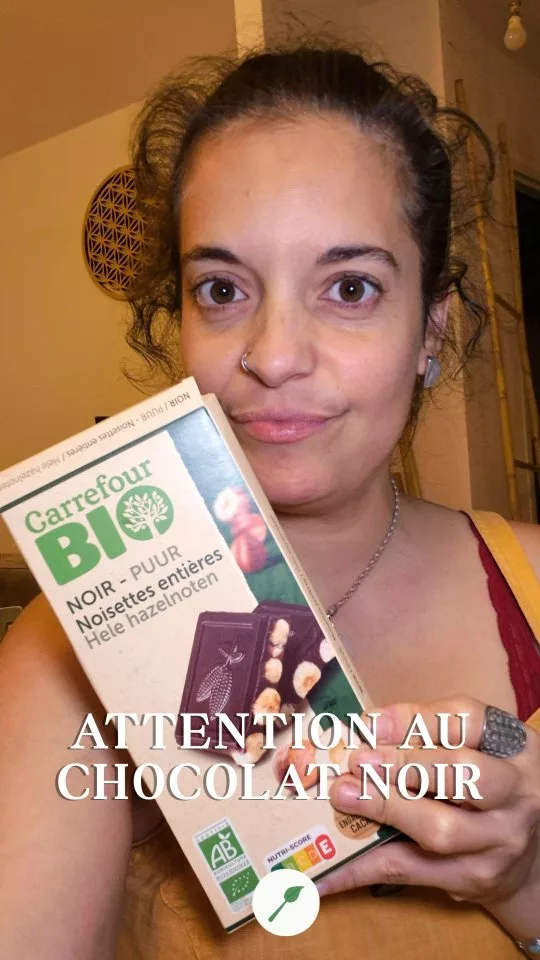 😱 STOP avant de croquer ! Je pensais que ce chocolat noir était forcément vegan… ERREUR !!

Cette tablette Carrefour Bio Noir Noisettes a l'air 100% végétal (cacao + noisettes, que du bon a priori 🌱), et pourtant... en retournant l'emballage, surprise : "beurre concentré" dans la liste des ingrédients ! Oui oui, du VRAI beurre laitier, pas du beurre de cacao 🧈⚠️

📌 Le piège classique : on croit qu'un chocolat noir est forcément vegan et sans lactose parce qu'il n'a "pas de lait" écrit en gros sur le paquet. Sauf que certaines marques ajoutent du beurre concentré ou du beurre clarifié pour la texture, et hop, discrètement, ce n'est plus adapté à à l'alimentation vegan OU au régime sans lactose.

👉 La leçon : ne vous fiez JAMAIS au packaging, lisez toujours la liste complète des ingrédients, même sur un chocolat noir bio qui semble "safe" à première vue. 

✅ 4 alternatives vraiment vegan & sans lactose, chocolat noir noisettes, testées et approuvées :
1️⃣ Chocolat noir noisette 70% 180g (noisettes entières) marque Biocoop
2️⃣ Chocolat noir 70% noisettes entières bio et équitable marque @lafourchebio
3️⃣ Chocolat noir noisettes entieres 200g @bonneterre_officiel
4️⃣ Tablette chocolat noir tradition noisette 62% 120gr @chocolatdardenne

💬 Et toi, tu vérifies toujours la liste d'ingrédients ou tu fais confiance au packaging ? Dis-moi en commentaire !

📍 Retrouve toutes mes astuces vegan & sans gluten sur cuisinenaturelle.com et abonne-toi ici pour ne rater aucun décryptage produit 🔔

#chocolatvegan #sansgluten #sanslactose #veganfrance #chocolatnoir decryptageingredients  sansproduitslaitiers 

[Chocolat noir aux noisettes entières pas vegan, chocolat noir, chocolat noir au beurre, attention aux tablettes de chocolat noir qui peuvent contenir du beurre et ne pas convenir au régime sans lactose ni à l'alimentation vegan]