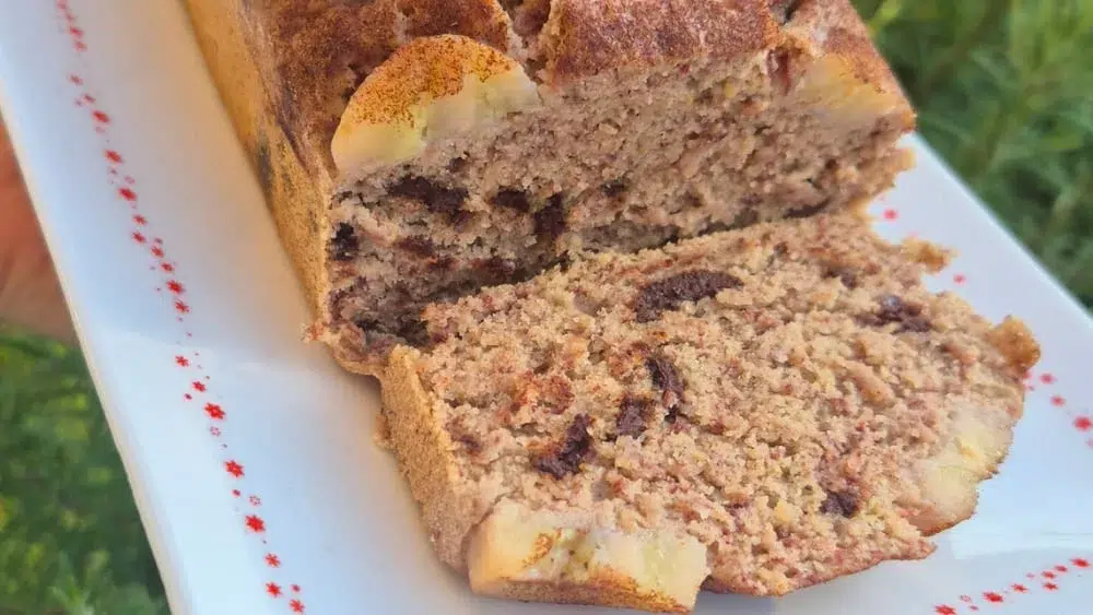 Banana cake coupé avec pépites de chocolat