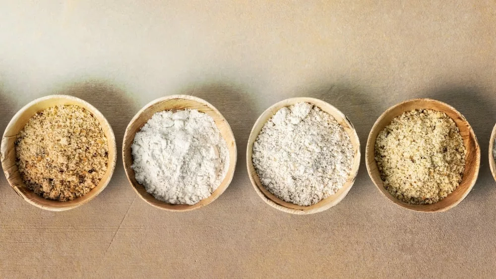 4 bols de farines sans gluten sous fond beige