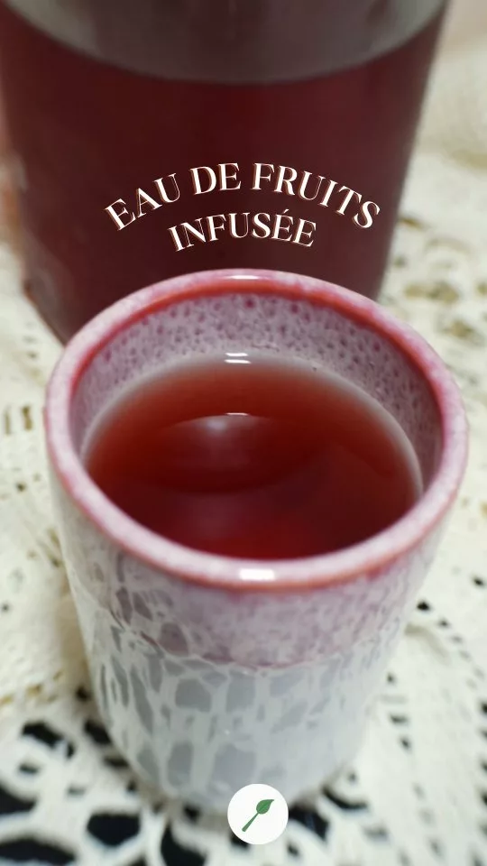 💧Infusion glacée 🌺 À enregistrer !
Recette fraîcheur hibiscus, cynorhodon & basilic (sans sucre)

🌺 Mon eau de fruits maison pour rester hydratée toute la journée.💧
Une infusion glacée naturelle, sans sucre ajouté, pleine de saveurs et de bienfaits et tellement simple à préparer !

🫙 La recette en 4 étapes :
1️⃣ Verse de l'eau chaude (80° environ) sur tes fruits séchés (fleurs d'hibiscus, écorce de cynorhodon, pomme, carthame, orange sanguine) + quelques feuilles de menthe ou de basilic frais et laisse infuser 6 à 10 minutes.
2️⃣ Laisse tiédir à température ambiante (je mets le saladier sous cloche alimentaire).
3️⃣ Verse dans un bocal en verre de 2 litres. (J'ai opté pour le bocal stockage @leparfaitfr
color vis 2 L étanche. 👌 @lafourchebio en propose 💡
4️⃣ Place au réfrigérateur et régale-toi toute la journée ! 🧊

💛 Sans théine, sans caféine, zéro sucre, juste du fruit, des fleurs et de la fraîcheur.

🫖 Mélange "eau-de-fruits" orange sanguine de @silethemetaitconte34 + fleurs hibiscus séchées ajoutées + quelques feuilles fraîches de basilic ou menthe.

👛 Pour faire des économies sur les produits bio toute l'année, adhère à @lafourchebio
et économise 20€ sur l'adhésion annuelle avec le code "CUISINENATURELLE".

👇 Tu essaies cette recette ? Dis-moi en commentaire !

Recette d'eau de fruits maison infusée à chaud : hibiscus, cynorhodon, orange sanguine et basilic frais. Saine, sans sucre, prête en 10 minutes. Quelques heures de repos (il faut anticiper). ⏳

eau de fruits maison
infusion froide sans théine
eau infusée fruits séchés
boisson fraîche naturelle
eau detox été
recette boisson vegan sans sucre
eau aromatisée maison
infusion glacée hibiscus

[comment faire une eau de fruits infusée maison
recette eau de fruits sans sucre été
boisson fraîche naturelle vegan gluten free
eau infusée hibiscus cynorhodon basilic]

#eaudefruits #infusionglacée #cynorhodon #boissonété #eaudetox