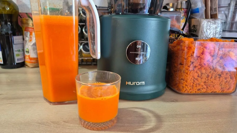 Bouteille mise sous vide jus de carotte, agrume et curcuma avec un verre de carotte, les fibres de carottes et l'extracteur de jus H80-ST Hurom