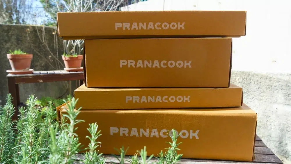 Produits Pranacook dans leur emballage dans mon jardin