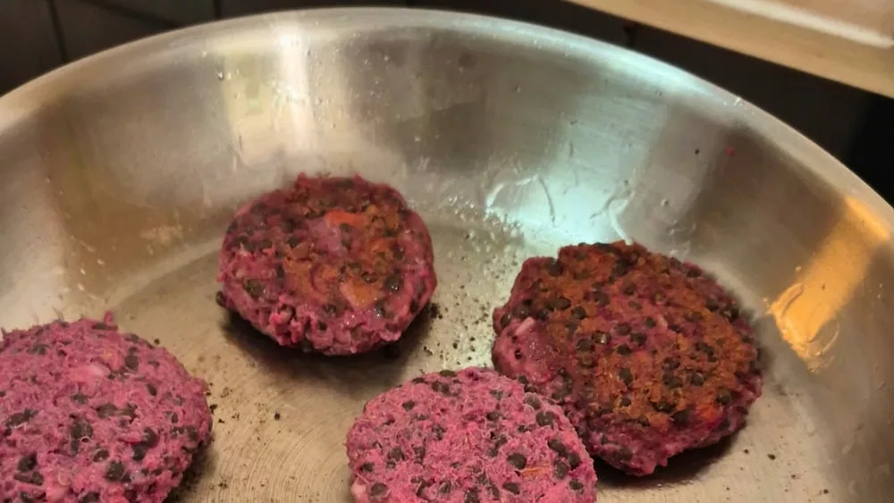 Steaks vegan betterave lentille dans la grande polyvalente Pranacook