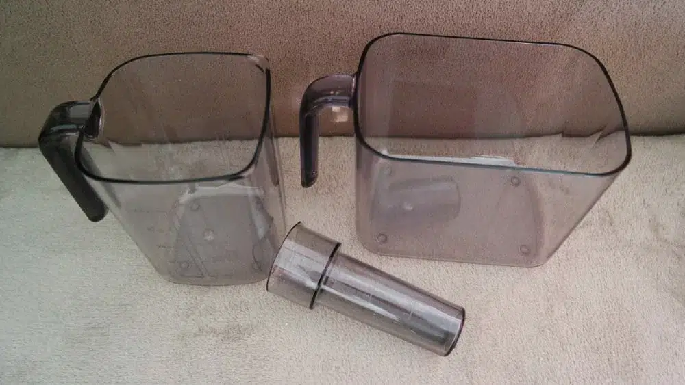 Pichet à jus et pichet à fibres et poussoir et verre doseur