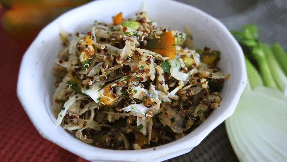 Salade de quinoa fenouil et poivron dans un bol blanc avec persil