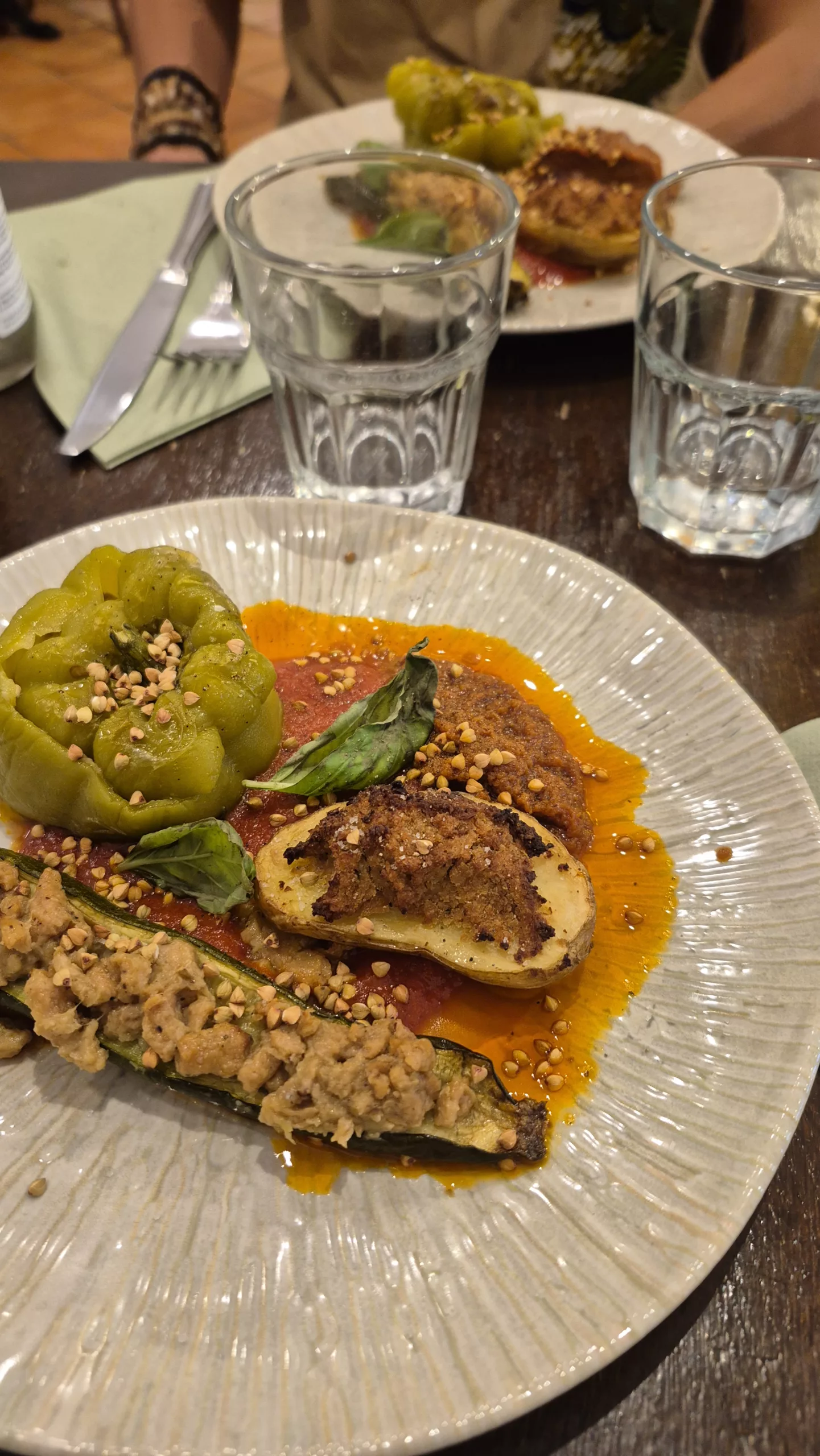 Légumes rôtis: poivron, pomme de terre et courgette avec farce végétale, feuilles de basilic et graines de sarrasin + sauce tomate maison