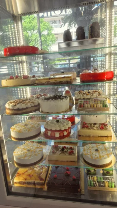 Pâtisseries vegan et sans gluten dans le réfrigérateur de Maison Folius à Carqueiranne