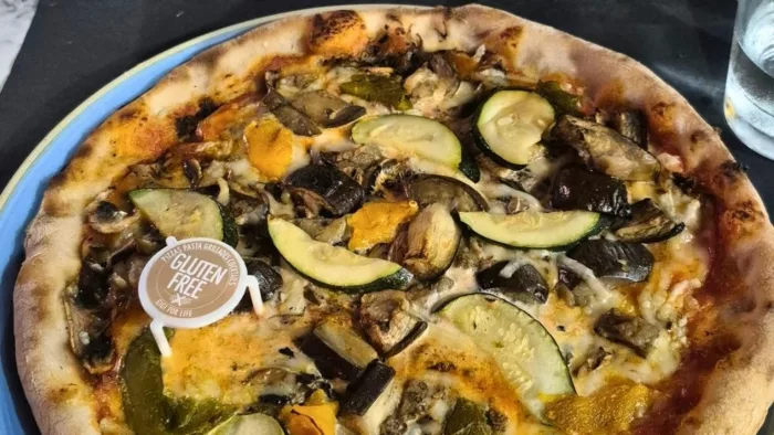 Pizza végétarienne et sans gluten avec des courgette aubergines et poivron Gigi Tavola