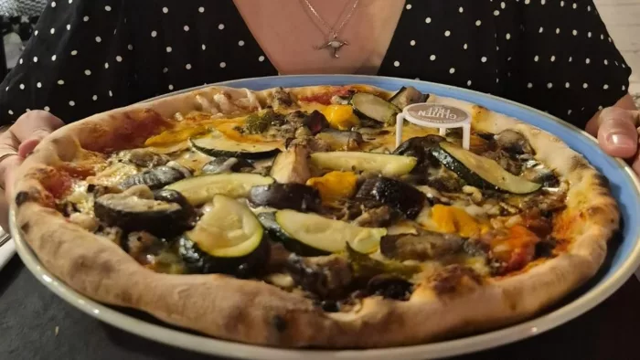 Pizza vegan et sans gluten avec des légumes frais Gigi Tavola