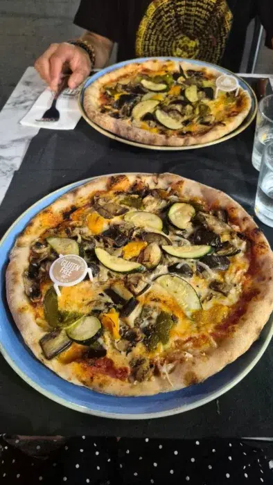 Pizza vegan et sans gluten avec des légumes Gigi Tavola